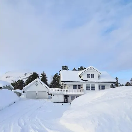 Sentrumsnaer Sokkelleilighet شقة Bardu