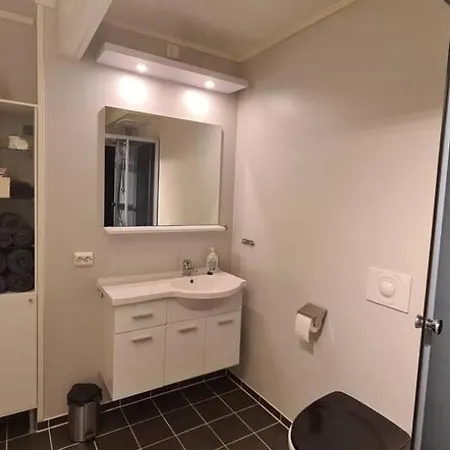 Sentrumsnaer Sokkelleilighet شقة Bardu