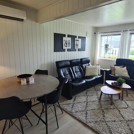 Sentrumsnaer Sokkelleilighet شقة *