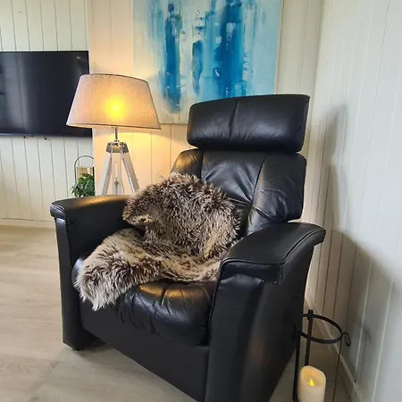 شقة Sentrumsnaer Sokkelleilighet